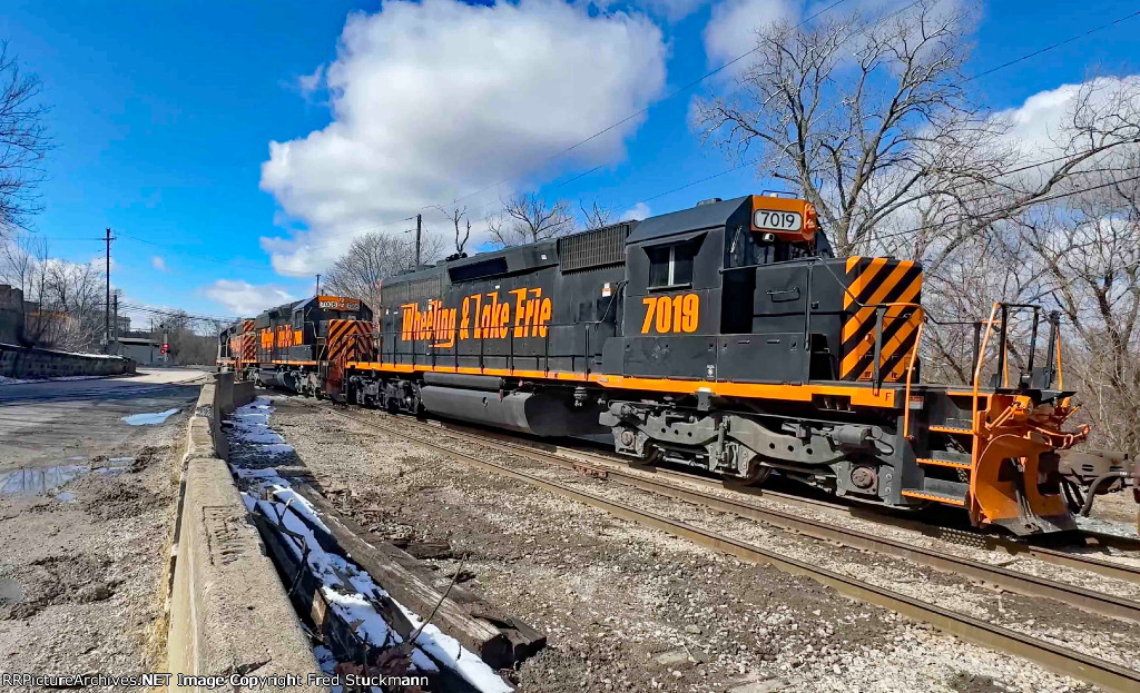 WE 7019 leads the shove into Rock Cut Siding.